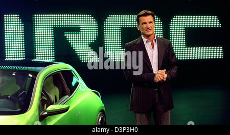 Wolfgang Bernhard, presidente del marchio Volkswagen group, sorge accanto al design-studio IROC su un palcoscenico di Berlino, Germania, giovedì 24 agosto 2006. La nuova vettura sportiva è impostato per essere prodotte in Portogallo a partire dal 2008. Bernhard ha annunciato 10 nuove automobili per lo stesso anno. Nuovi prodotti dovrebbe promuovere la riabilitazione del marchio tradizionale. Foto: Steffen Kugler Foto Stock