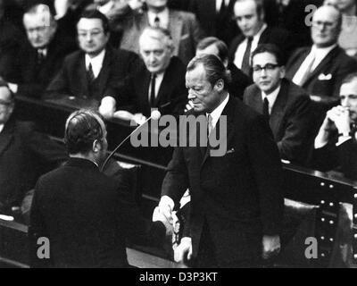 (Dpa) file Rainer Barzel (CDU, L) si congratula con il Cancelliere Willy Brandt (SPD, R), dopo perdendo il Bundestag votare contro Brandt presso il Bundestag di Bonn, Germania, 27 aprile 1972. L ex Presidente CDU (1971 - 1973) sono morti di età compresa tra i 82 dopo lunga e grave malattia. Dal 1983 fino al 1984 è stato Presidente del Bundestag. Foto: dpa Foto Stock