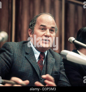 (Dpa) file Rainer Barzel (CDU) parla durante una conferenza stampa tenutasi a Bonn, Germania, 28 dicembre 1970. L ex Presidente CDU (1971 - 1973) è morto a Berlino di età compresa tra i 82 dopo lunga e grave malattia. Dal 1983 fino al 1984 è stato Presidente del Bundestag. Foto: Egon Steiner Foto Stock