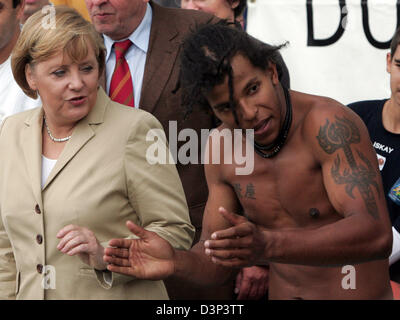 Il cancelliere tedesco Angela Merkel (CDU) orologi un ballerino di Capoeira durante un 'open house' nel giardino della cancelleria a Berlino, Germania, Domenica, 27 agosto 2006. Diversi eventi che si svolgono durante il fine settimana del "open house". Sabato più di 60000 visitatori hanno avuto uno sguardo al 14 ministeri federali e il governo federale Ufficio stampa per ottenere una vista interna sulla politica. Foto: Migu Foto Stock