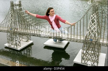 Vera Lejsek presenta una replica del Golden Gate Bridge sulla Fiera di Lipsia, in Germania, mercoledì 30 agosto 2006. Secondo la società Eitech, è un vero e proprio modello in scala di quattro metri di lunghezza e di 1,55 metri di altezza. Il remake è composta da 11.500 ferro-parti e pesa 40 kilogramms. Il Golden Gate Bridge versione in miniatura è parte del 'Modello-hobby-game' fa Foto Stock