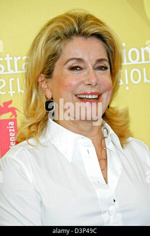 Catherine Deneuve pone alla 63a Mostra del Cinema di Venezia, Venezia, Italia, giovedì, 31 agosto 2006. Foto: Hubert Boesl. Foto Stock