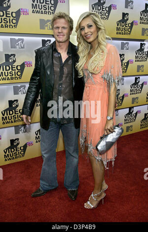 Calcio tedesco keeper Oliver KAHN (L) e la sua fidanzata Verena Kerth (R) arrivano a tappeto rosso del 2006 MTV Video Music Awards al Radio City Music Hall di New York City, Stati Uniti d'America, giovedì 31 agosto 2006. Foto: Hubert Boesl Foto Stock