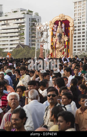 Idol del Signore Ganesha che rappresentano il signore di Balaji Tirupati alla cerimonia di immersione, Mumbai, Maharashtra, India Foto Stock