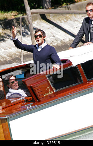 Noi attore Adrien Brody pone su una barca per fotografi all'63ª Mostra internazionale del Cinema di Venezia a Venezia, Italia, 31 agosto 2006. Foto: Hubert Boesl Foto Stock