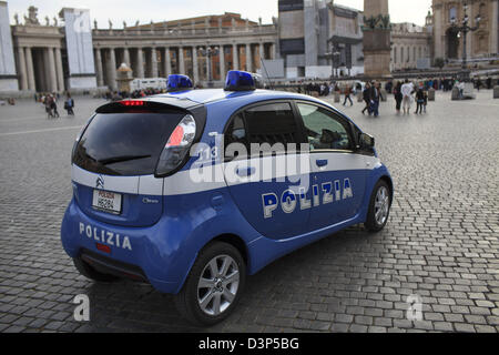 Le piccole auto della polizia in piazza San Pietro in Vaticano Roma Foto Stock