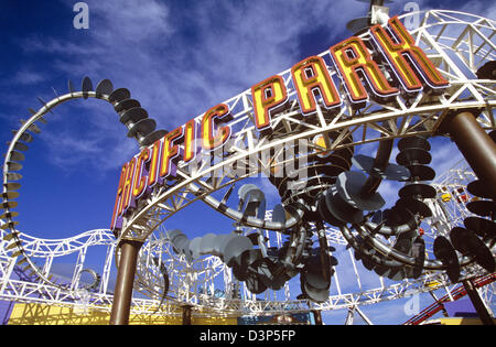 Pacific Park offre un atmosfera di carnevale a Santa Monica Pier, area di Los Angeles, California, USA. Foto Stock