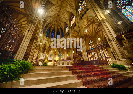 La splendida interni ornati di neo-gotica Cattedrale di St Patrick a midtown Manhattan, a New York City. Foto Stock
