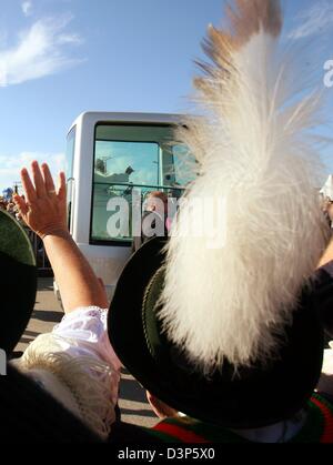 Papa Benedetto XVI arriva nel suo popemobile alla massa di Monaco di Baviera, Germania, il 10 settembre 2006. Il pontefice è in occasione di una visita alla sua nativa Baviera fino al 14 settembre. Foto: Stephan Jansen Foto Stock