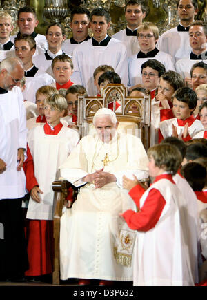 Papa Benedetto XVI è raffigurato insieme con i membri della Regensburger Domspatzen (Cattedrale di Ratisbona Coro) nella cattedrale di San Pietro a Regensburg, Germania, martedì, 12 settembre 2006. Il Papa dedica una visita per il suo stato di origine Baviera fino al 14 settembre 2006. Foto: Bernd Weissbrod Foto Stock