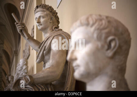 Classica scultura romana gallerie al Museo del Vaticano a Roma mostra dèi ed imperatori tra le sculture Foto Stock