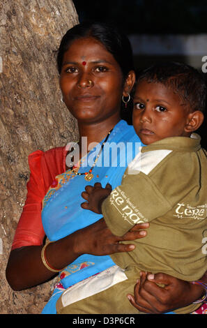 (Dpa file) - l'immagine mostra una giovane madre mentre tiene il suo figlio tra le sue braccia in un remoto villaggio vicino a Chandrapur, India, 02 luglio 2006. Foto: Wolfgang Langenstrassen Foto Stock