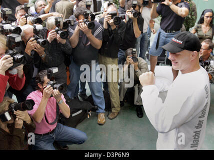 Ex pro boxer tedesco Axel Schulz comporta per il fotografo durante un corso di formazione per la stampa a Halle / Westfalen, Germania, martedì, 19 settembre 2006. Schulz sarà lotta noi boxe pro Brian Minto nella sua rimonta bout il 25 novembre. Il 31-anno-vecchio Minto ha vinto 26 di 27 lotta. Schulz, che ritorna dopo sette anni di pausa, perso solo quattro dei suoi 32 pro combatte. Foto: Bernd Thissen Foto Stock