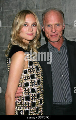 Attrice tedesca Diane Kruger e noi attore americano Ed Harris arriva alla premiere del loro nuovo film "Copia di Beethoven" presso l'Isabel Bader Theatre durante il festival di pellicola internazionale di Toronto, Canada, Domenica, 10 settembre 2006. Foto: Hubert Boesl Foto Stock