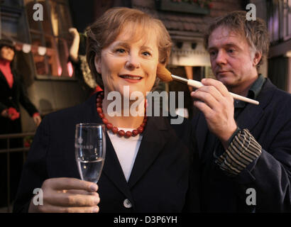 Scultore Gottfried Krueger dà il tocco finale alla sua cera figura di Angela Merkel al museo "Panoptikum' ad Amburgo, Germania, giovedì 21 settembre 2006. "Panoptikum' è stata fondata 127 anni fa ed è la più antica della Germania e la più grande armadio waxworks, portante 130 figure. Foto: Kay Nietfeld Foto Stock