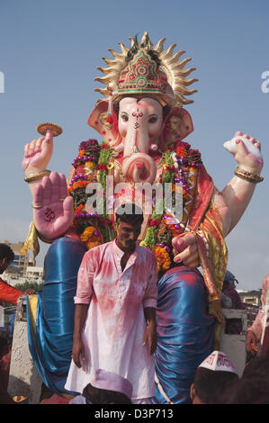 Cerimonia di immersione del Signore Ganesha, Mumbai, Maharashtra, India Foto Stock