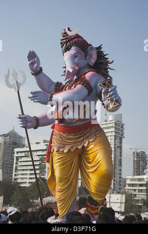 Idol del Signore Ganesha che rappresentano il Signore Shiva alla cerimonia di immersione, Mumbai, Maharashtra, India Foto Stock