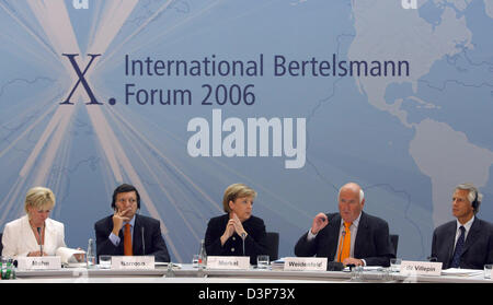 (L-R) Liz Mohn, della famiglia proprietaria di Bertelsmann, Jose Manuel Barroso, Presidente della Commissione UE, il Cancelliere tedesco Angela Merkel, Werner Weidenfeld, CEO della Fondazione Bertelsmann e il Primo ministro francese Dominique de Villepin mostrato durante la manifestazione di apertura del decimo Bertelsmann Forum di Berlino, Venerdì, 22 settembre 2006. Foto: Markus Schreiber Foto Stock