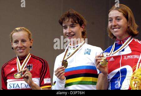 18-year-old Dutch Marianne Vos è raffigurato sul podio della donna la gara su strada dei mondiali di ciclismo 2006 a Salisburgo, Austria, Sabato, 23 settembre 2006. Vos ha vinto la gara in volata con 15 ciclisti. Tedesco Worrack Trixi (L) è venuto in secondo, inglese Nicole Cook terzo. Foto: Robert Parigger Foto Stock