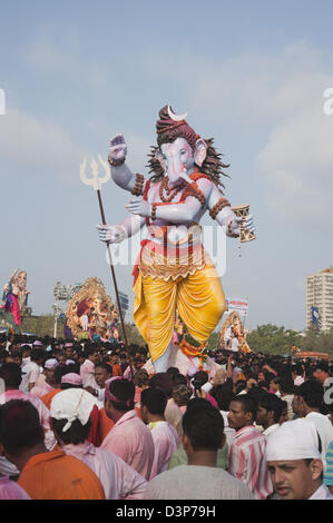 Idol del Signore Ganesha che rappresentano il Signore Shiva alla cerimonia di immersione, Mumbai, Maharashtra, India Foto Stock