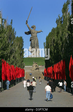 (Dpa file) - l'immagine mostra la scultura monumentale della Madre Patria sulla collina Mamajew a Volgograd, ex Stalingrado, Russia, 09 settembre 2006. Il monumento che commemora la Sowjet soldati che morirono nella battaglia di Stalingard. Foto: Uwe Zucchi Foto Stock