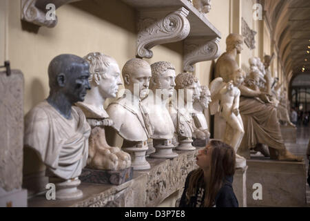 Classica scultura romana gallerie al Museo del Vaticano a Roma mostra dèi ed imperatori tra le sculture Foto Stock