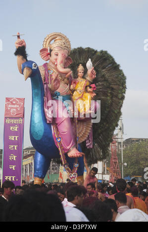 Idol del Signore Ganesha che rappresentano il signore Vishnu alla cerimonia di immersione, Mumbai, Maharashtra, India Foto Stock