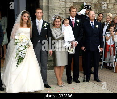 (L-R) sposa Tessy Antony, sposo Principe Louis del Lussemburgo, sua madre Grandduchess Maria Teresa di Lussemburgo, suo nipote Gabriel, Grandduke Henri di Lussemburgo e suo padre Grandduke Jean del Lussemburgo nella foto dopo il matrimonio chiesa in GILSDORF, Lussemburgo, Venerdì, 29 settembre 2006. I due sono una coppia per due anni. Il loro figlio Gabriele è stato dato nascita nel marzo 2006. Princ Foto Stock