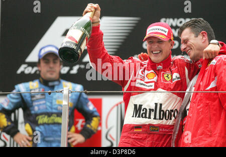 Il tedesco pilota di Formula Uno Michael Schumacher (C) della Scuderia Ferrari celebra con il suo ingegnere di pista australiano Chris Dyer (R) sul podio dopo Schumacher ha vinto il Gran Premio di Cina a Shanghai International Circuit vicino a Shanghai, Cina, Domenica, 01 ottobre 2006. Pilota spagnolo Fernando Alonso (L) della Renault F1 sembra sconsolato perché ha finito la seconda.Foto: Gero Breloer Foto Stock