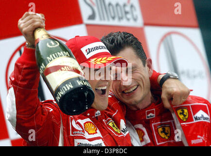 Il tedesco pilota di Formula Uno Michael Schumacher (L) della Scuderia Ferrari celebra con il suo ingegnere di pista australiano Chris Dyer (R) sul podio dopo aver vinto il Gran Premio di Cina a Shanghai International Circuit vicino a Shanghai, Cina, Domenica, 01 ottobre 2006. Foto: Gero Breloer Foto Stock