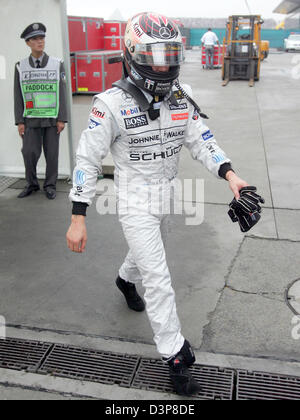 Il finlandese pilota di Formula Uno Kimi Raikkonen della McLaren Mercedes raffigurato nel paddock dopo che egli ha dovuto ritirarsi dal Gran Premio di Cina a Shanghai International Circuit vicino a Shanghai, Cina, Domenica, 01 ottobre 2006. Foto: Gero Breloer Foto Stock