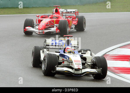 Il brasiliano pilota di Formula Uno Rubens Barrichello (anteriore) del team Honda F1 è inseguito dal tedesco Michael Schumacher (posteriore) della Scuderia Ferrari durante il Gran Premio di Cina a Shanghai International Circuit vicino a Shanghai, Cina, Domenica, 01 ottobre 2006. Foto: Gero Breloer Foto Stock