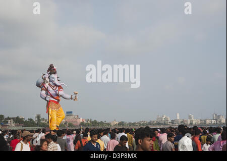 Idol del Signore Ganesha che rappresentano il Signore Shiva alla cerimonia di immersione, Mumbai, Maharashtra, India Foto Stock