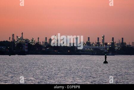 La foto mostra un Dow Chemical Plant di fronte al rosso del cielo della sera in Stade sul fiume Elba, Germania, 21 settembre 2006. Noi American Chemical company Dow Chemical è il mondo del quinto società più grande del suo genere e il più grande investitore straniero in lo Stato federale tedesco della Bassa Sassonia. Foto: Carsten Rehder Foto Stock