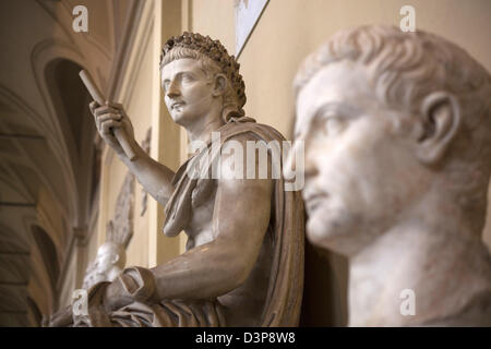 Classica scultura romana gallerie al Museo del Vaticano a Roma mostra dèi ed imperatori tra le sculture Foto Stock