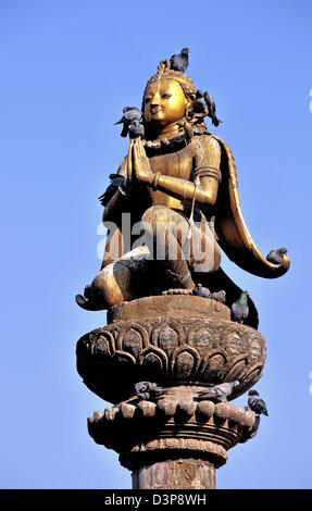 Statua dorata di Garuda su una colonna, Piazza Durbar, Patan, Nepal Foto Stock