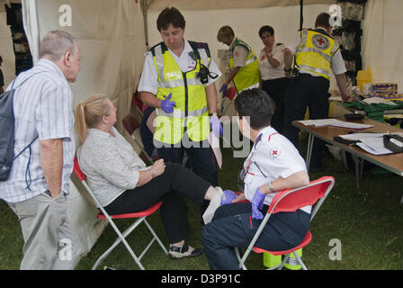 Ambulanza e il primo equipaggio di aiuto nel settore della sanità informazioni tenda per dare consigli ai membri del pubblico a Londra Foto Stock