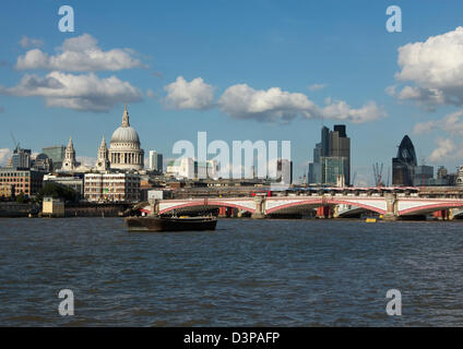 San Paolo Cattedrale e Blackfriars Bridge sul fiume Tamigi, Londra; la Nat West Tower e 30 St Mary Axe in background Foto Stock