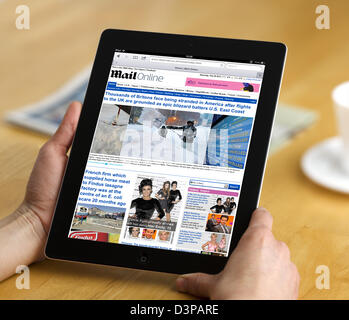 La lettura della edizione internet del Mail giornale online su una quarta generazione di iPad, REGNO UNITO Foto Stock