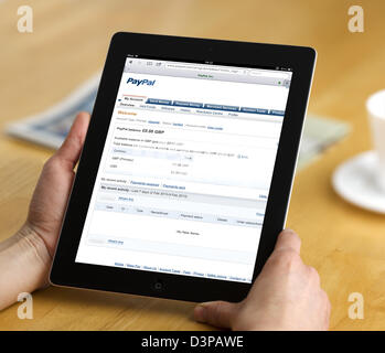 Visualizzazione di un account PayPal online su una quarta generazione di Apple computer tablet iPad Foto Stock