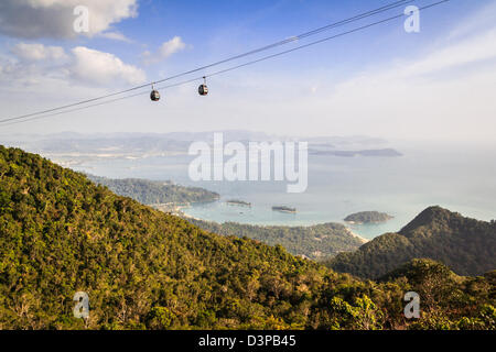 Vista Montagna con una macchina di cavo sospeso in aria a Langkawi, Malesia Foto Stock