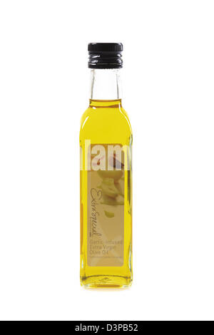 Bottiglia di Asda di infuso di aglio olio extra vergine di oliva isolato su uno sfondo bianco. Inghilterra Regno Unito Gran Bretagna Foto Stock