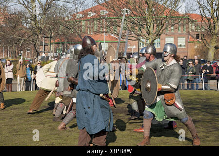 Lotta skirmish tra vichinghi e anglosassoni al Annuale Viking Festival York North Yorkshire Inghilterra Regno Unito Gran Bretagna Foto Stock