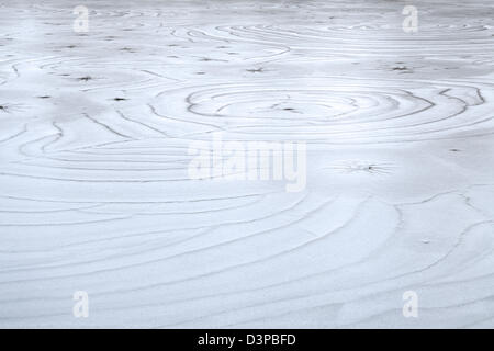 Modelli di ghiaccio in frozen tarn, Tarn Hows, National Trust, Lake District inglese. Foto Stock