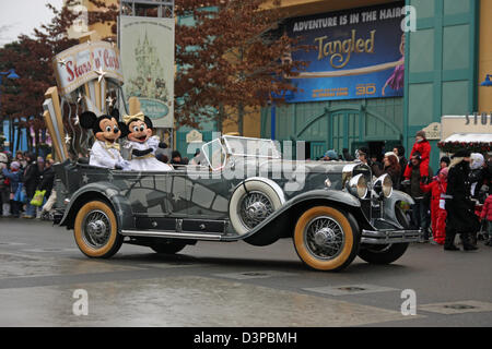 Topolino e Minnie mouse nel retro di un auto durante una parata in inverno al Walt Disney Studios Park, Disneyland Paris. Foto Stock