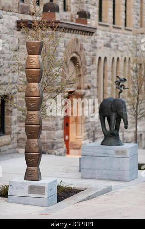 Arte pubblica, statue e sculture intorno al museo di belle arti / Musée des Beaux Arts, il centro cittadino di Montreal, Quebec, Canada Foto Stock