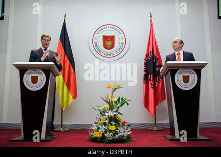 HANDOUT: Tirana, Albania. Il 22 febbraio 2013. Un handout foto mostra il Ministro degli esteri tedesco Guido Westerwelle (FDP, L) Albanese e il ministro degli Esteri Edmond Panariti dando una conferenza stampa durante una visita di Westerwelle a Tirana, Albania, 22 febbraio 2013. Westerwelle continua la sua visita in Albania e Macedonia. Entrambi gli stati vorrebbe entrare a far parte dell'Unione europea (UE). Foto: THOMAS TRUTSCHEL/ PHOTOTHEK.NET / AUSWAERTIGES AMT/dpa/Alamy Live News Foto Stock