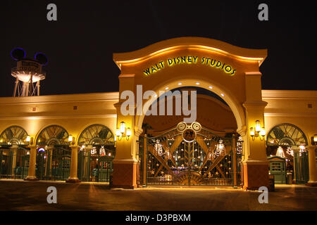 Ingresso al Walt Disney Studios di notte a Disneyland Parigi, Francia Foto Stock