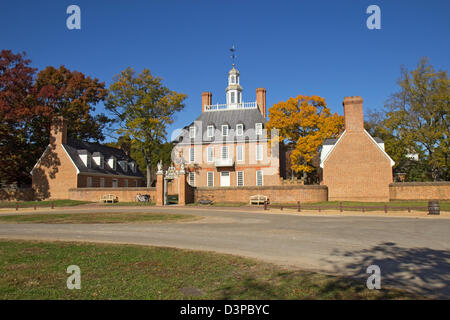 Vista frontale del Palazzo del Governatore di Colonial Williamsburg, Virginia, contro un luminoso cielo blu Foto Stock