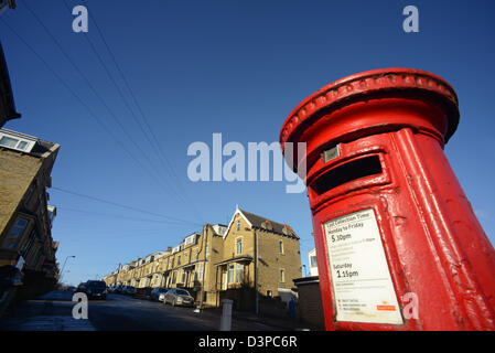 Casella di posta alla fine della strada residenziale a Bradford Yorkshire Regno Unito Foto Stock